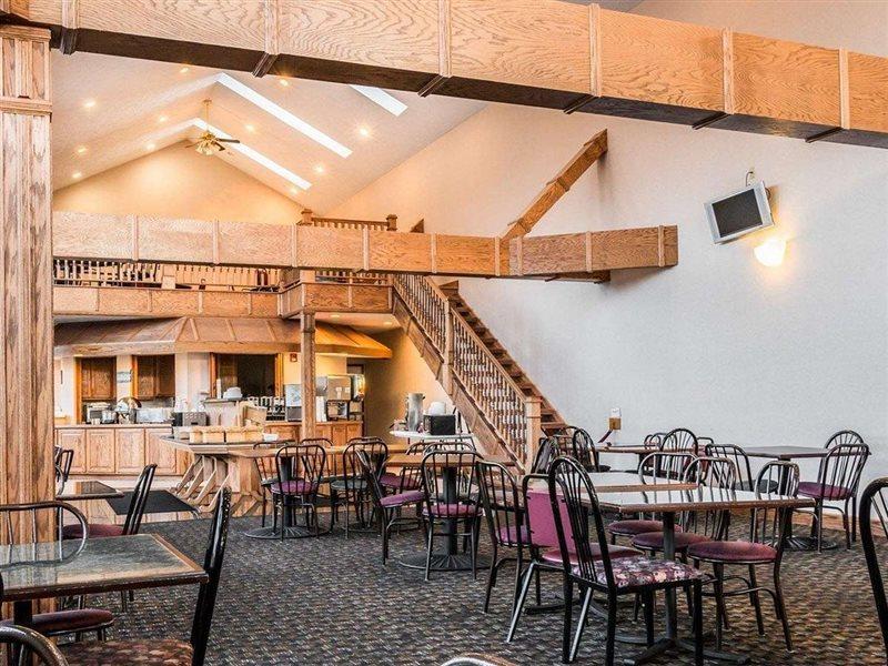 Clarion Hotel Beachfront Mackinaw City Exterior photo