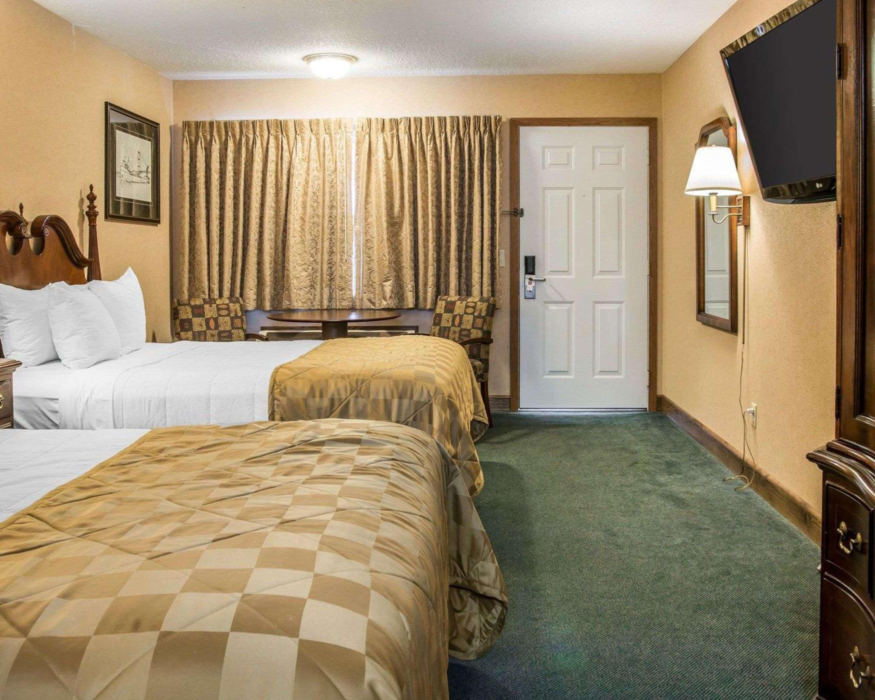 Clarion Hotel Beachfront Mackinaw City Exterior photo