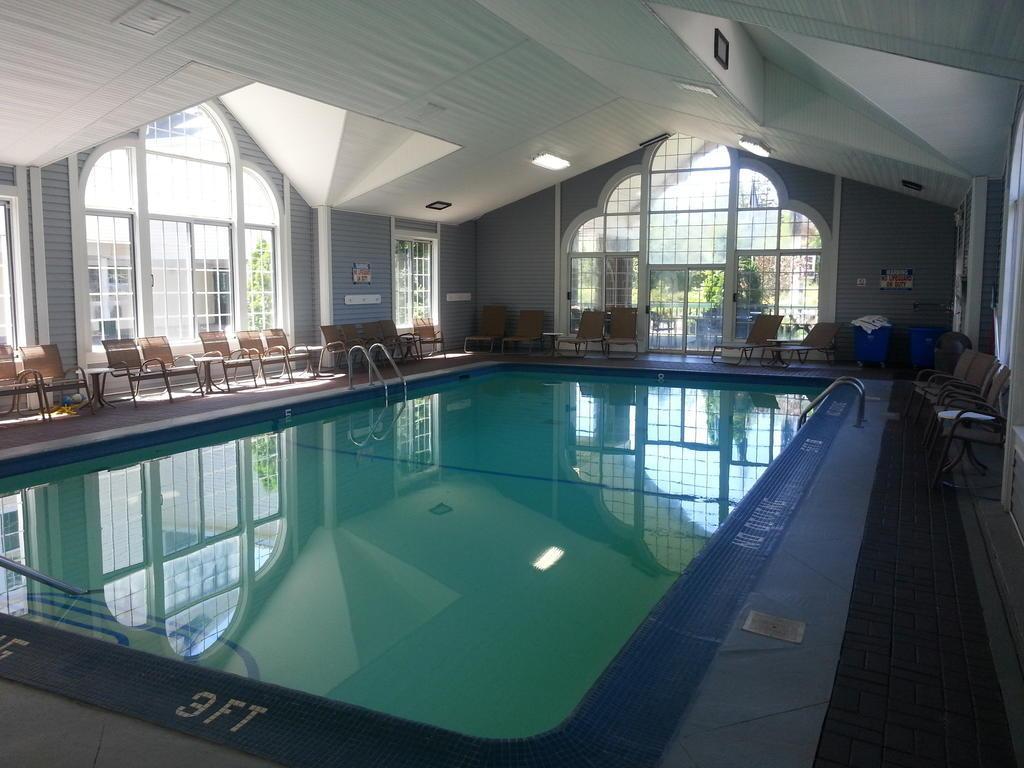 Clarion Hotel Beachfront Mackinaw City Exterior photo