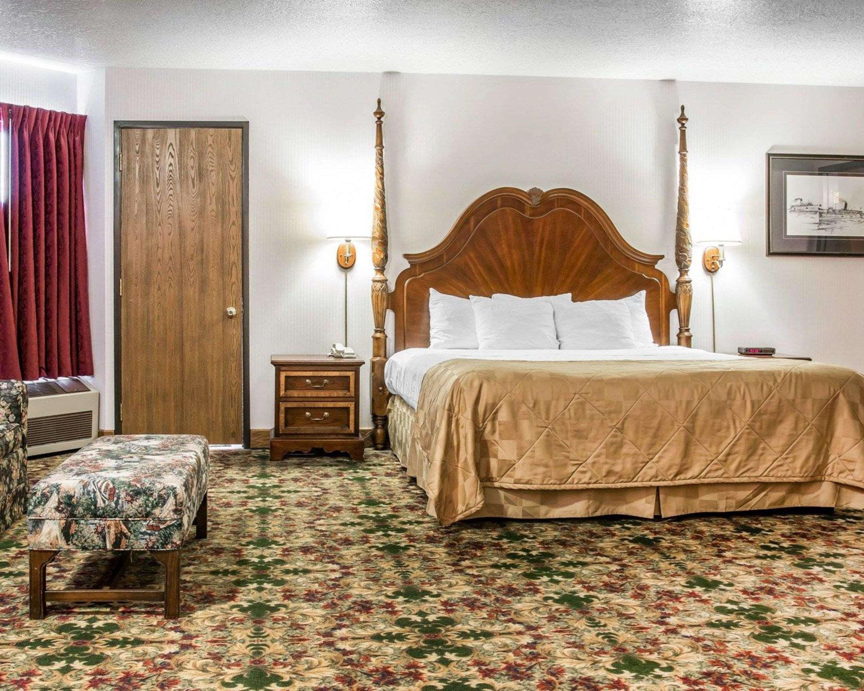 Clarion Hotel Beachfront Mackinaw City Exterior photo