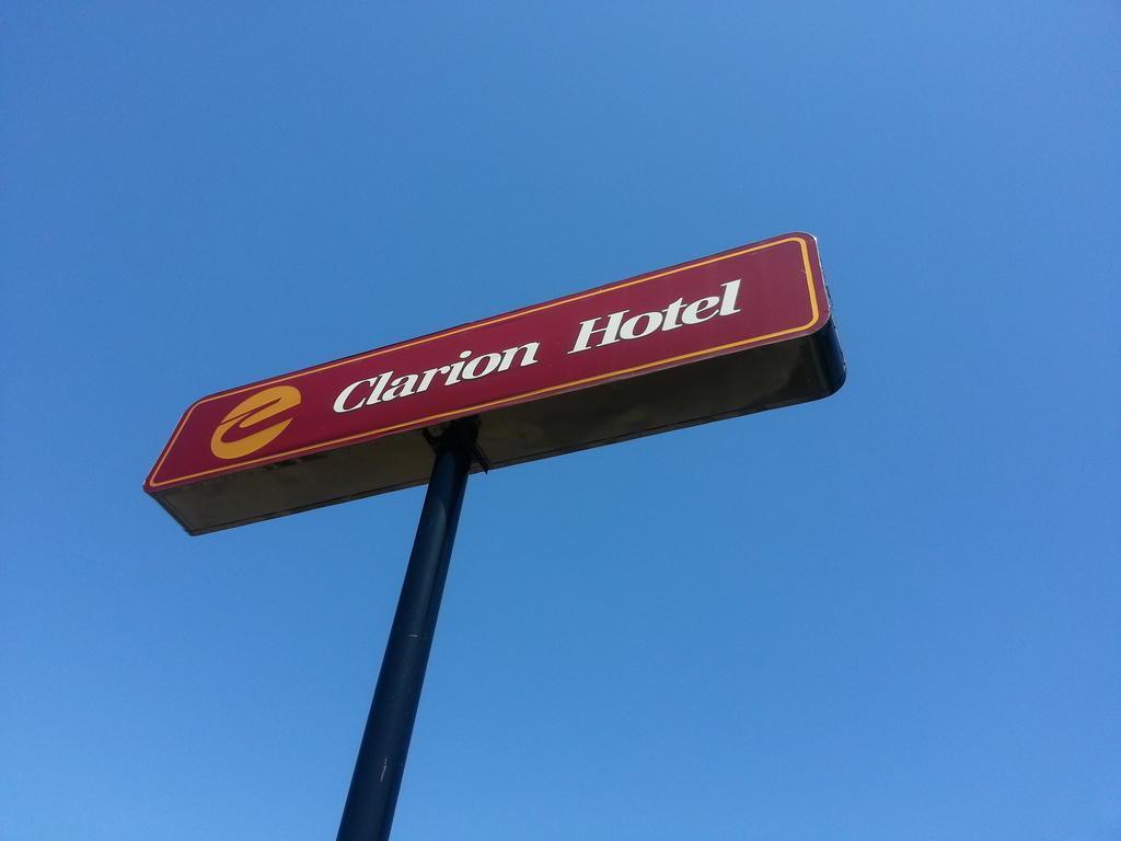 Clarion Hotel Beachfront Mackinaw City Exterior photo