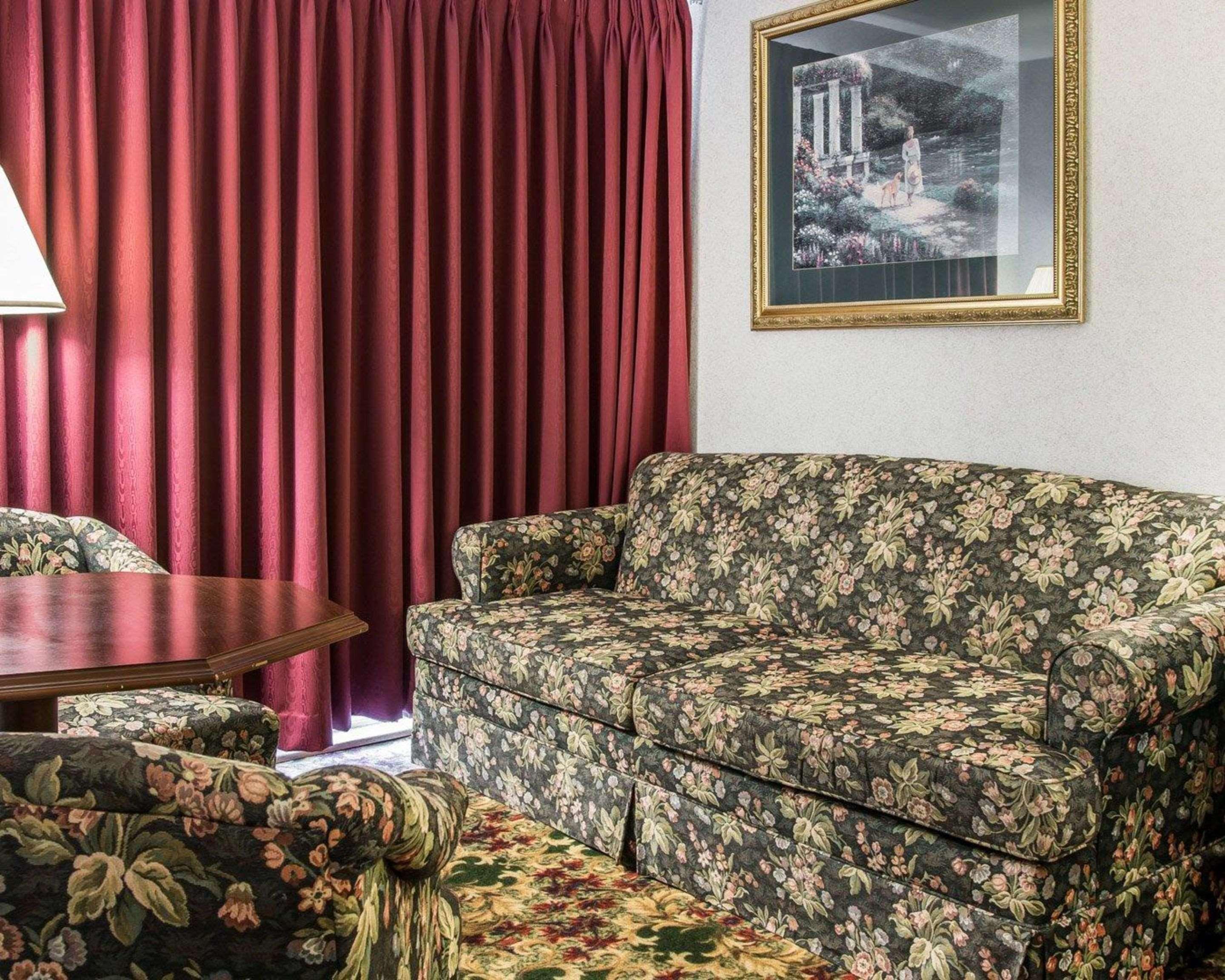 Clarion Hotel Beachfront Mackinaw City Exterior photo