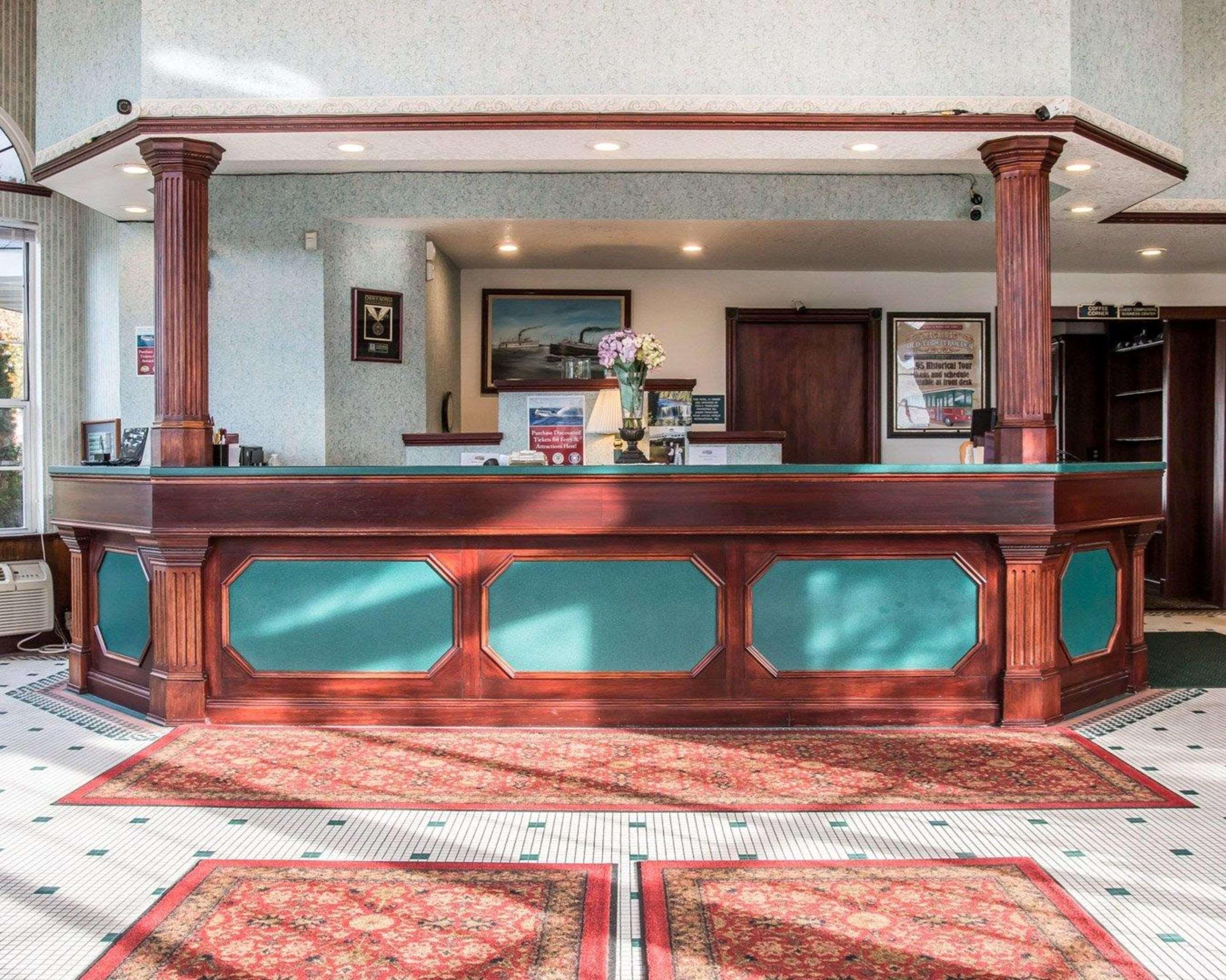 Clarion Hotel Beachfront Mackinaw City Exterior photo