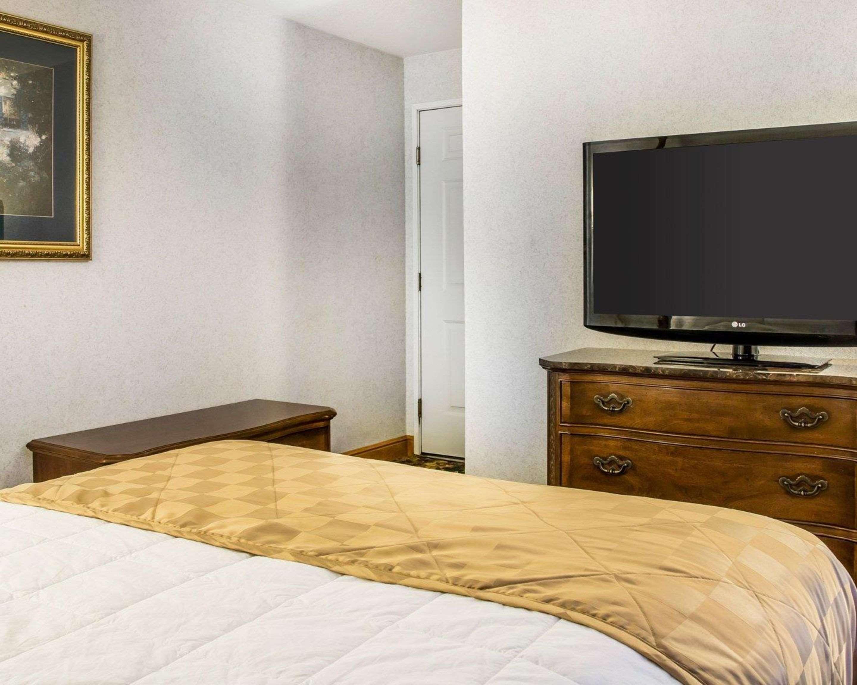Clarion Hotel Beachfront Mackinaw City Exterior photo