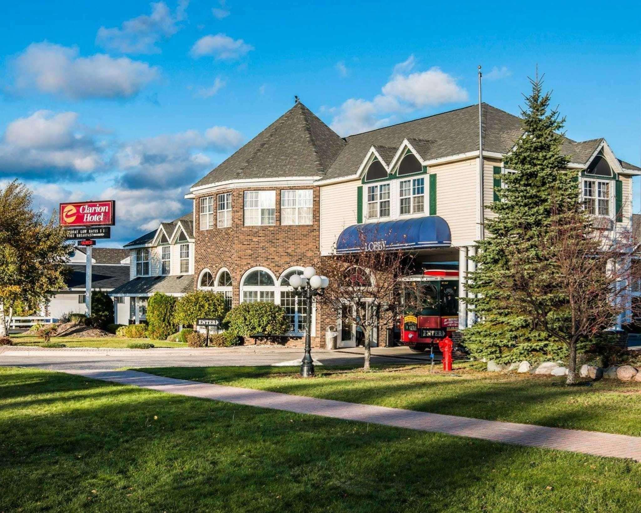 Clarion Hotel Beachfront Mackinaw City Exterior photo