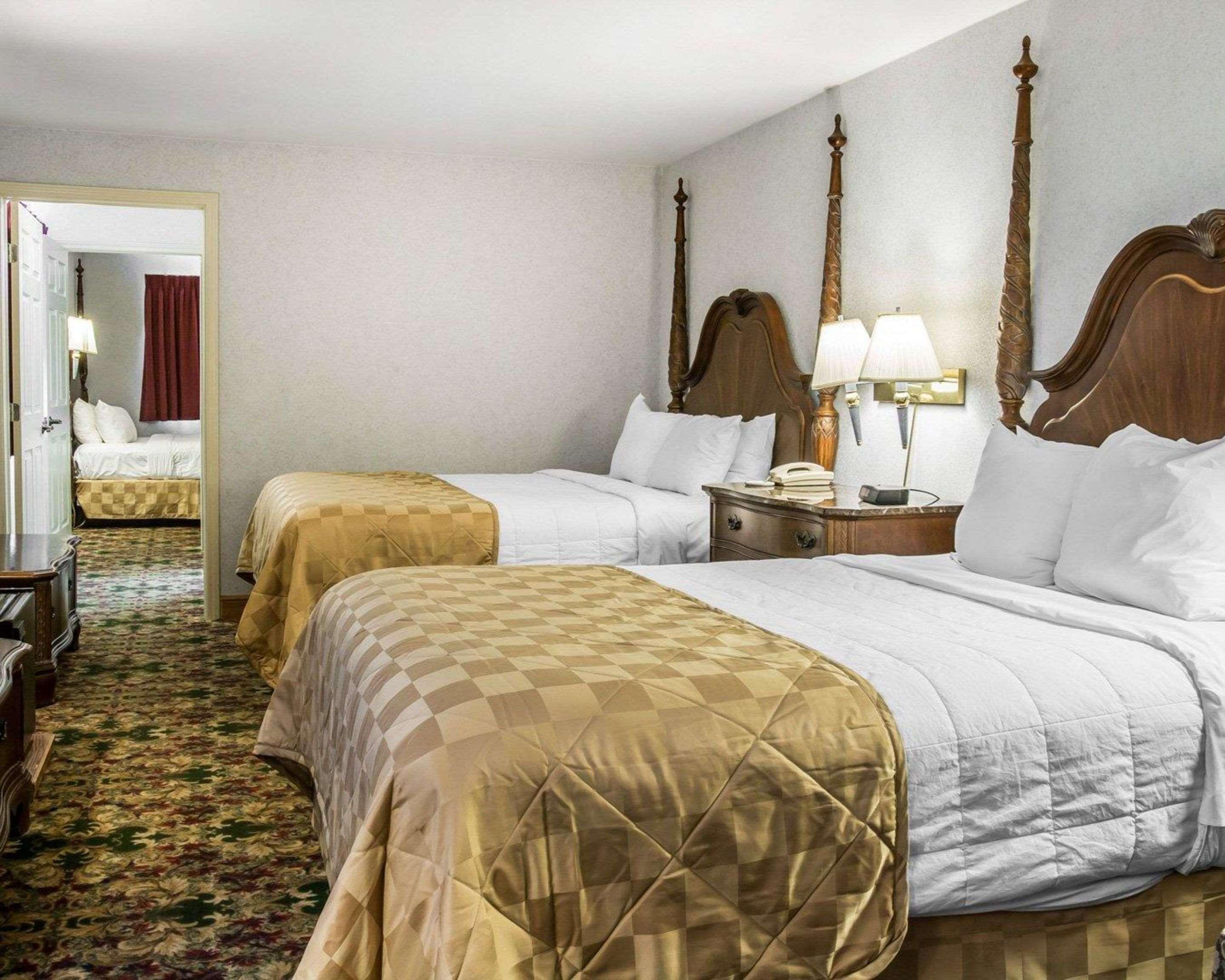 Clarion Hotel Beachfront Mackinaw City Exterior photo