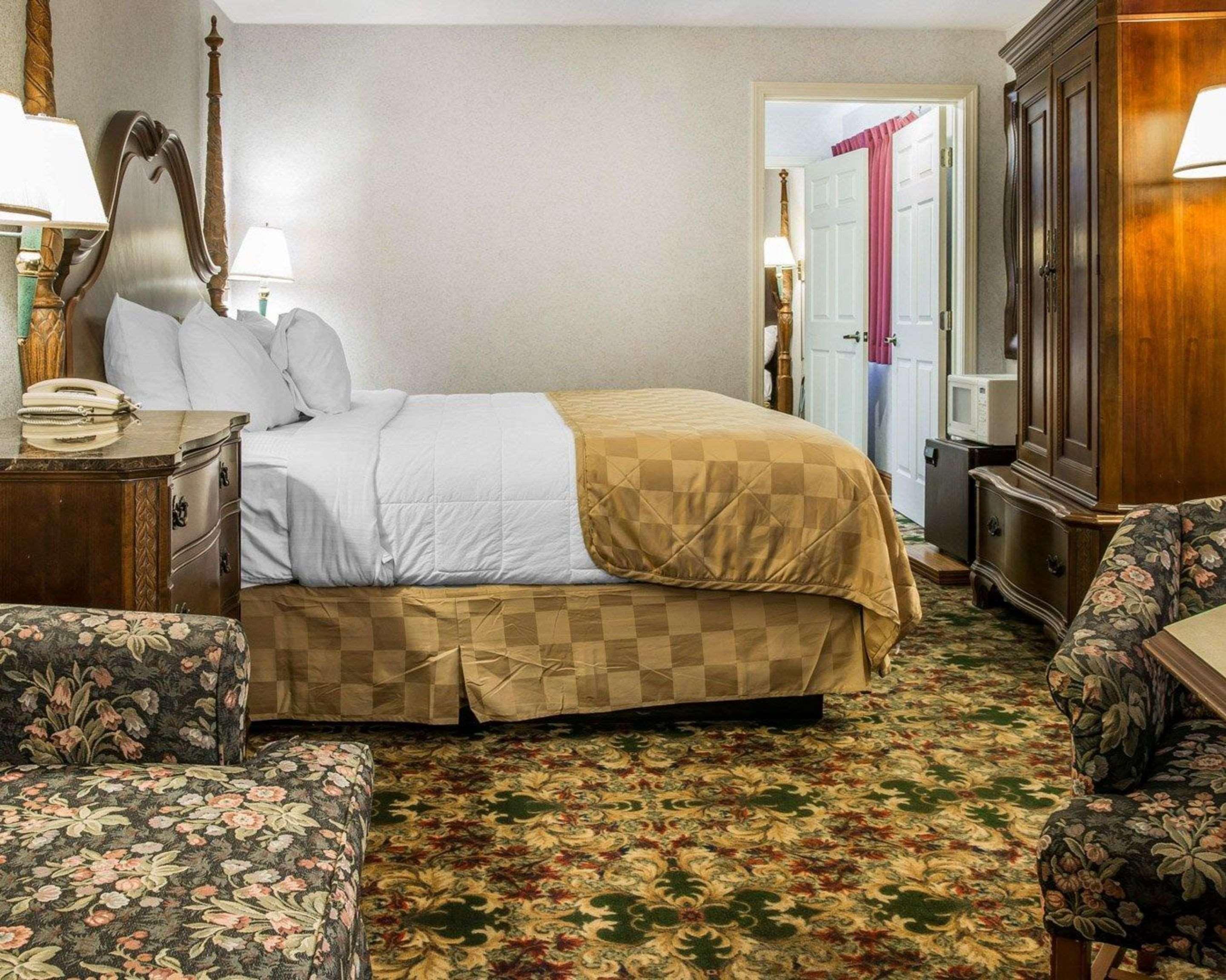 Clarion Hotel Beachfront Mackinaw City Exterior photo