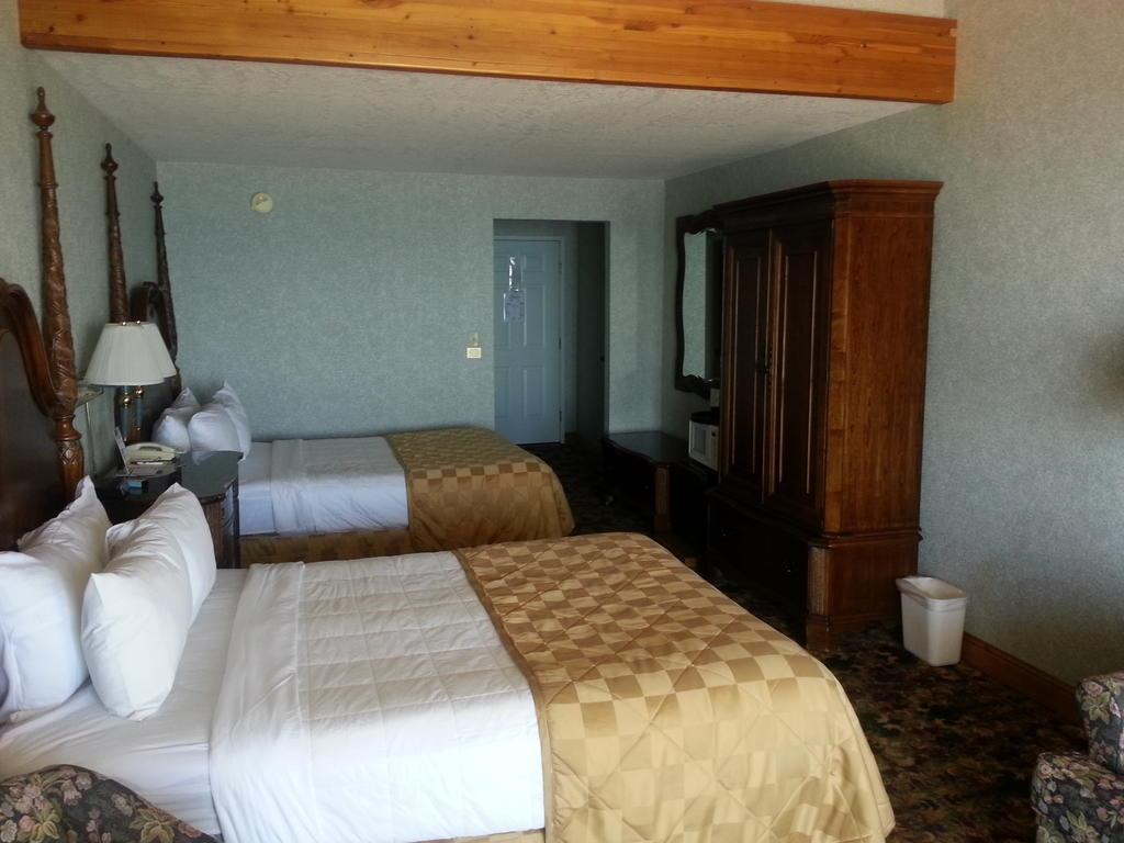 Clarion Hotel Beachfront Mackinaw City Exterior photo