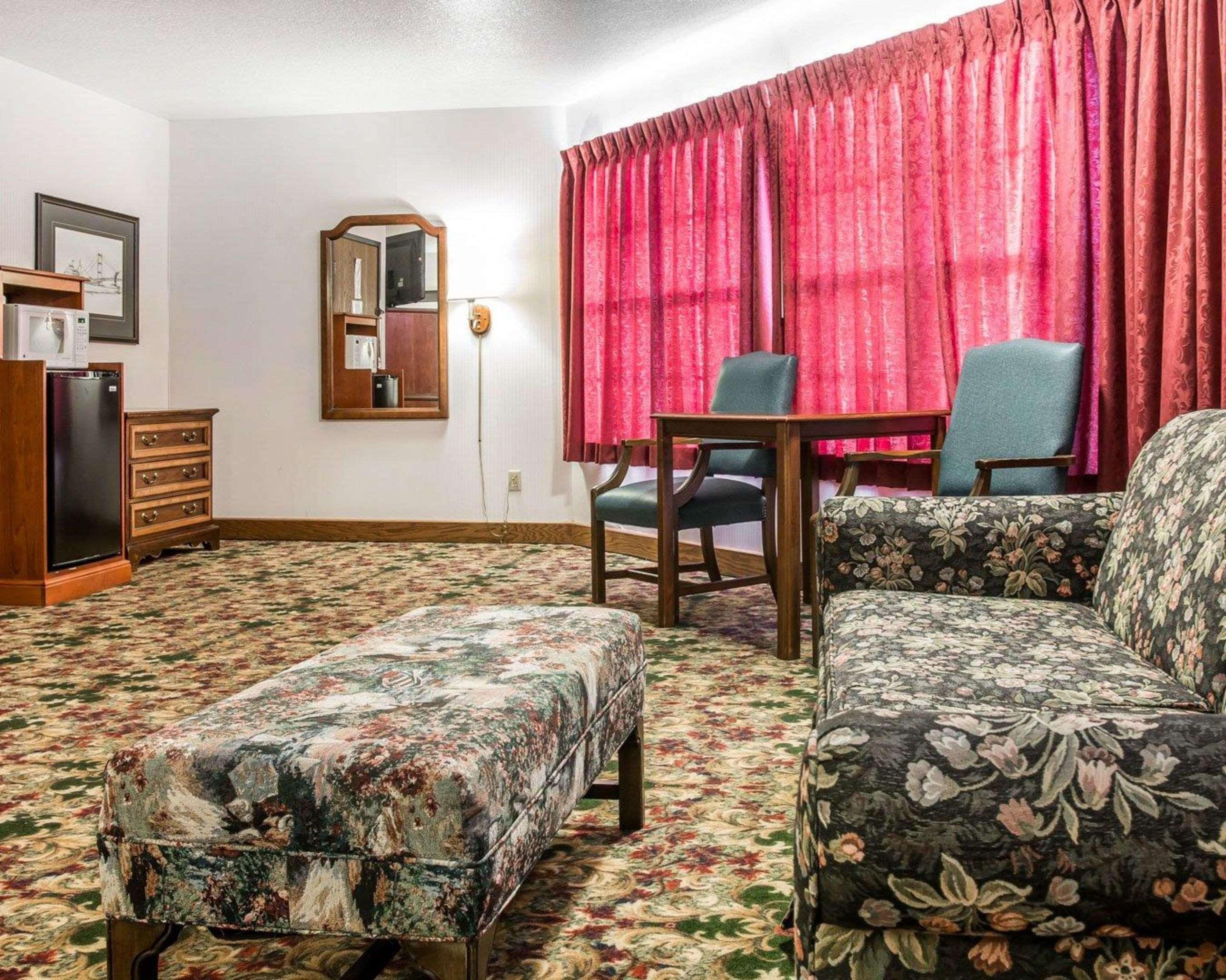 Clarion Hotel Beachfront Mackinaw City Exterior photo