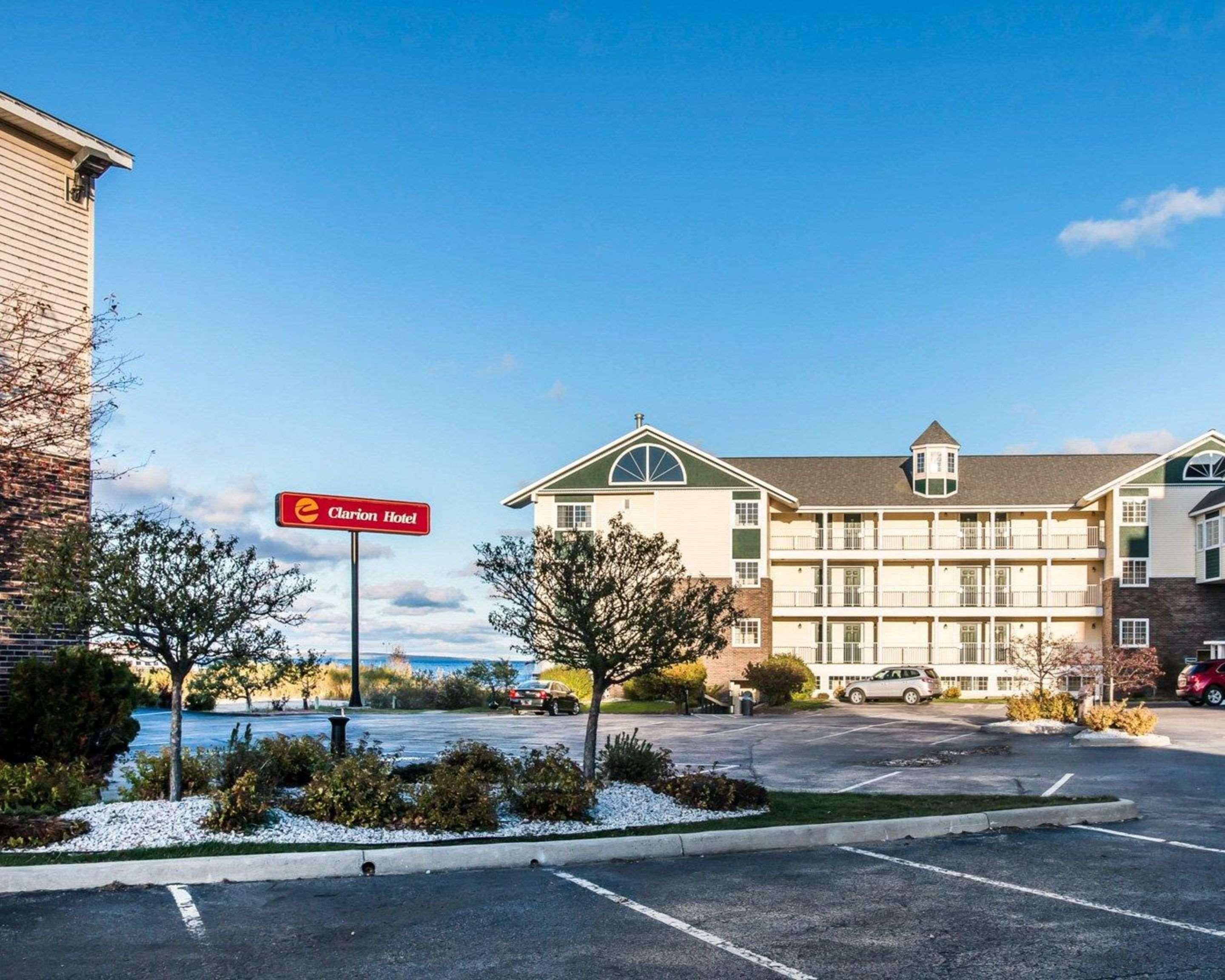 Clarion Hotel Beachfront Mackinaw City Exterior photo