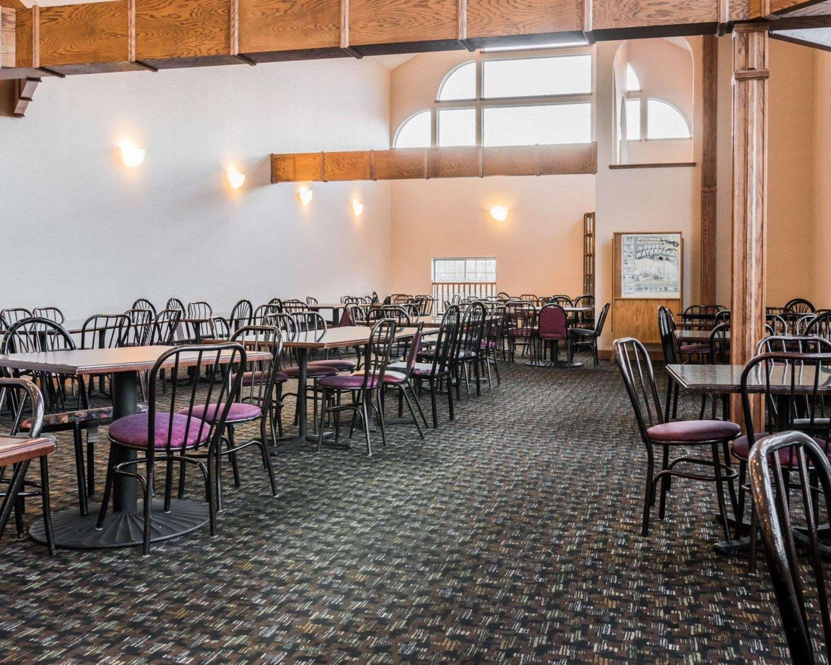 Clarion Hotel Beachfront Mackinaw City Exterior photo