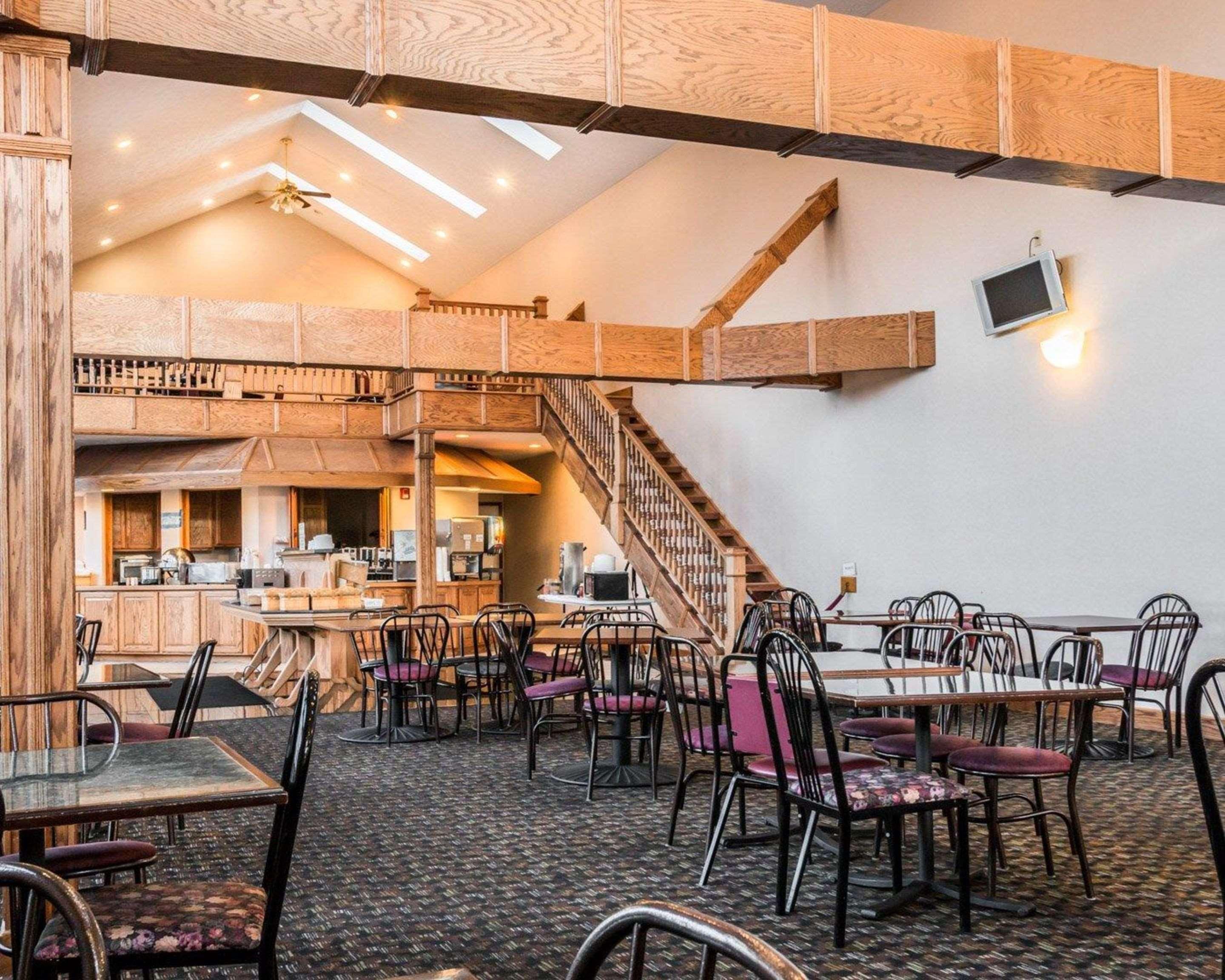 Clarion Hotel Beachfront Mackinaw City Exterior photo