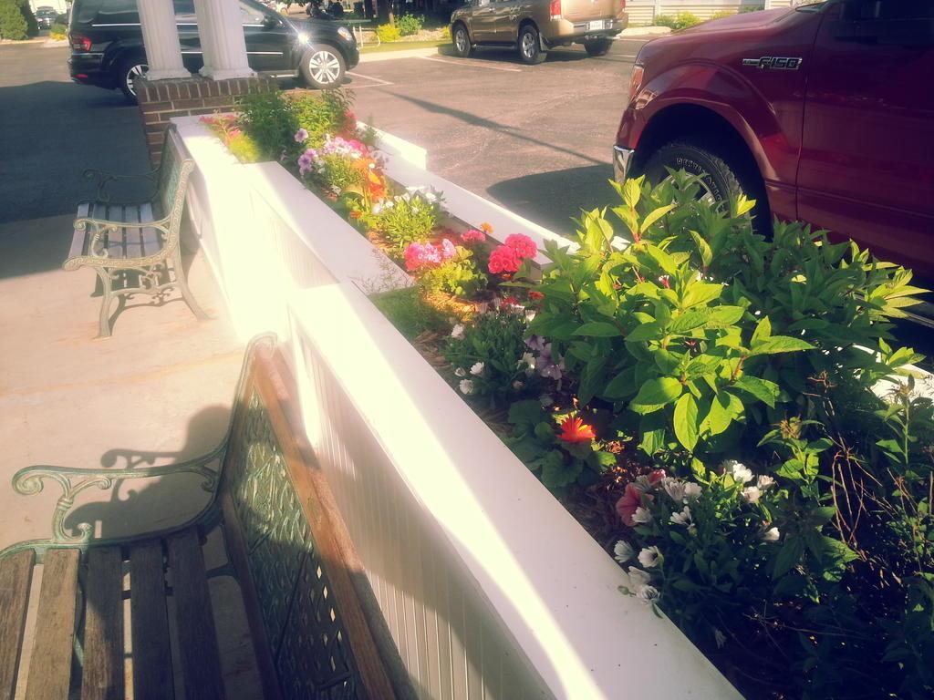Clarion Hotel Beachfront Mackinaw City Exterior photo