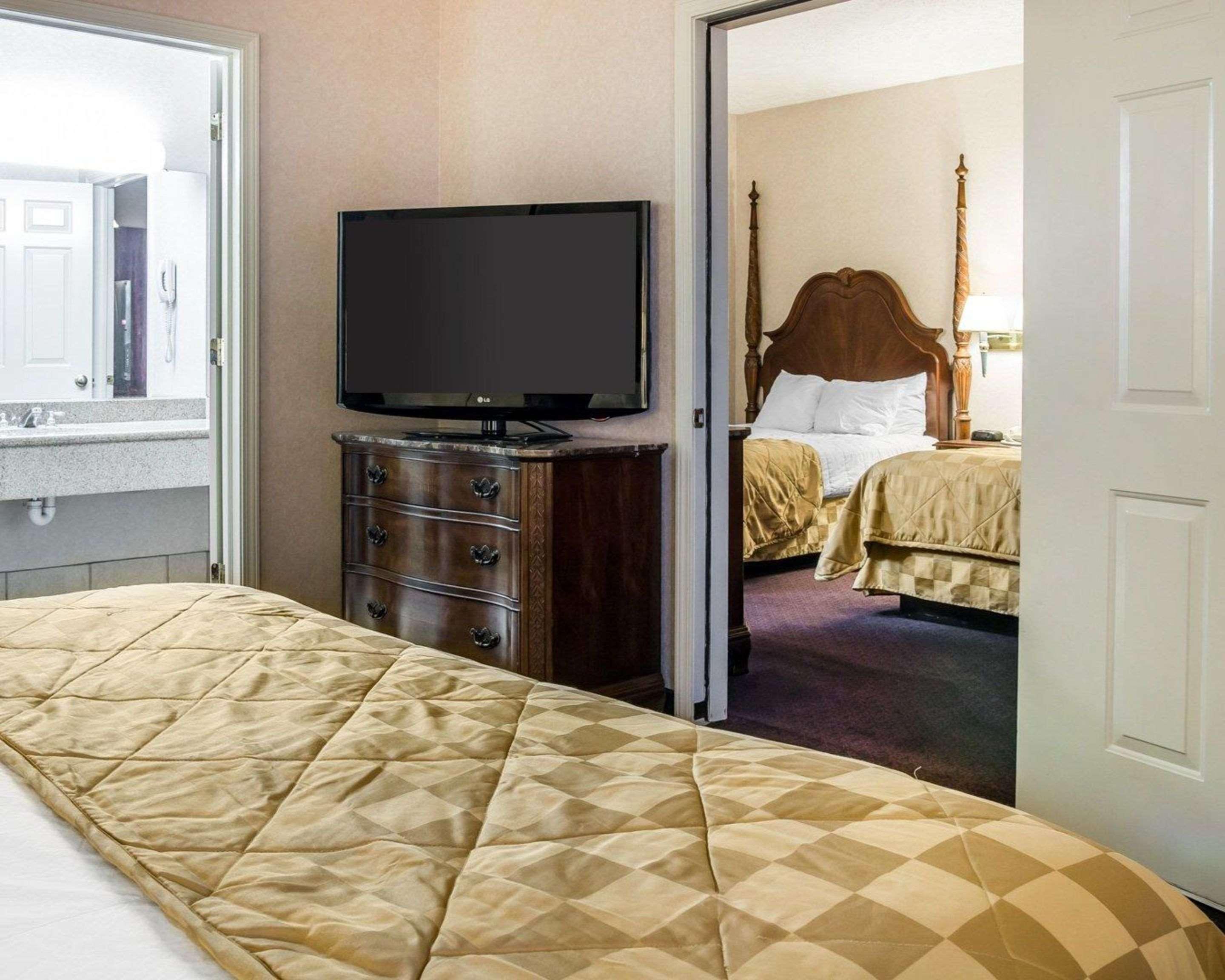 Clarion Hotel Beachfront Mackinaw City Exterior photo