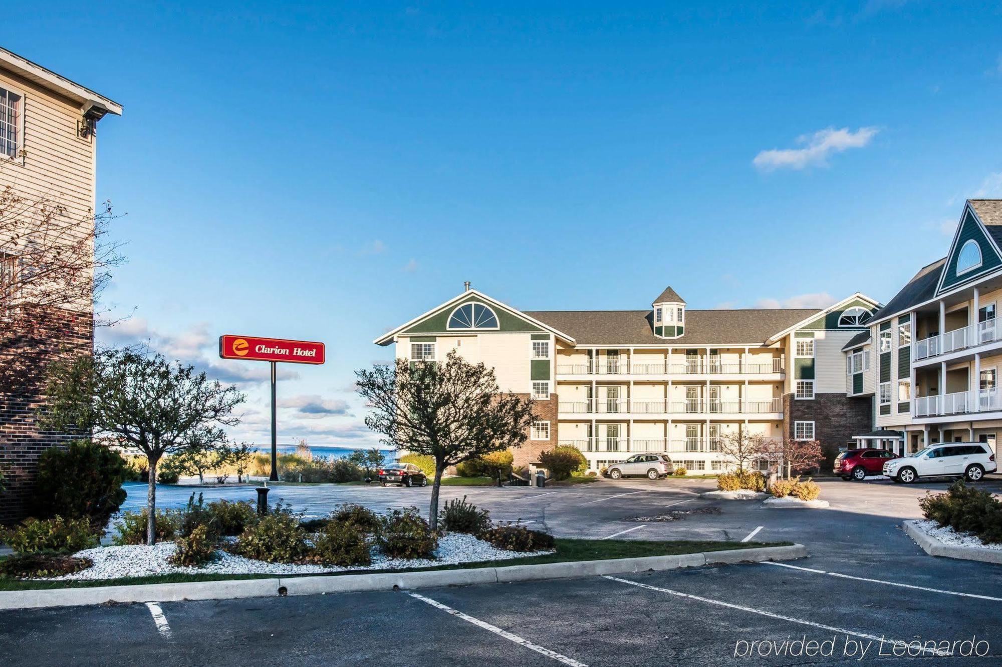 Clarion Hotel Beachfront Mackinaw City Exterior photo
