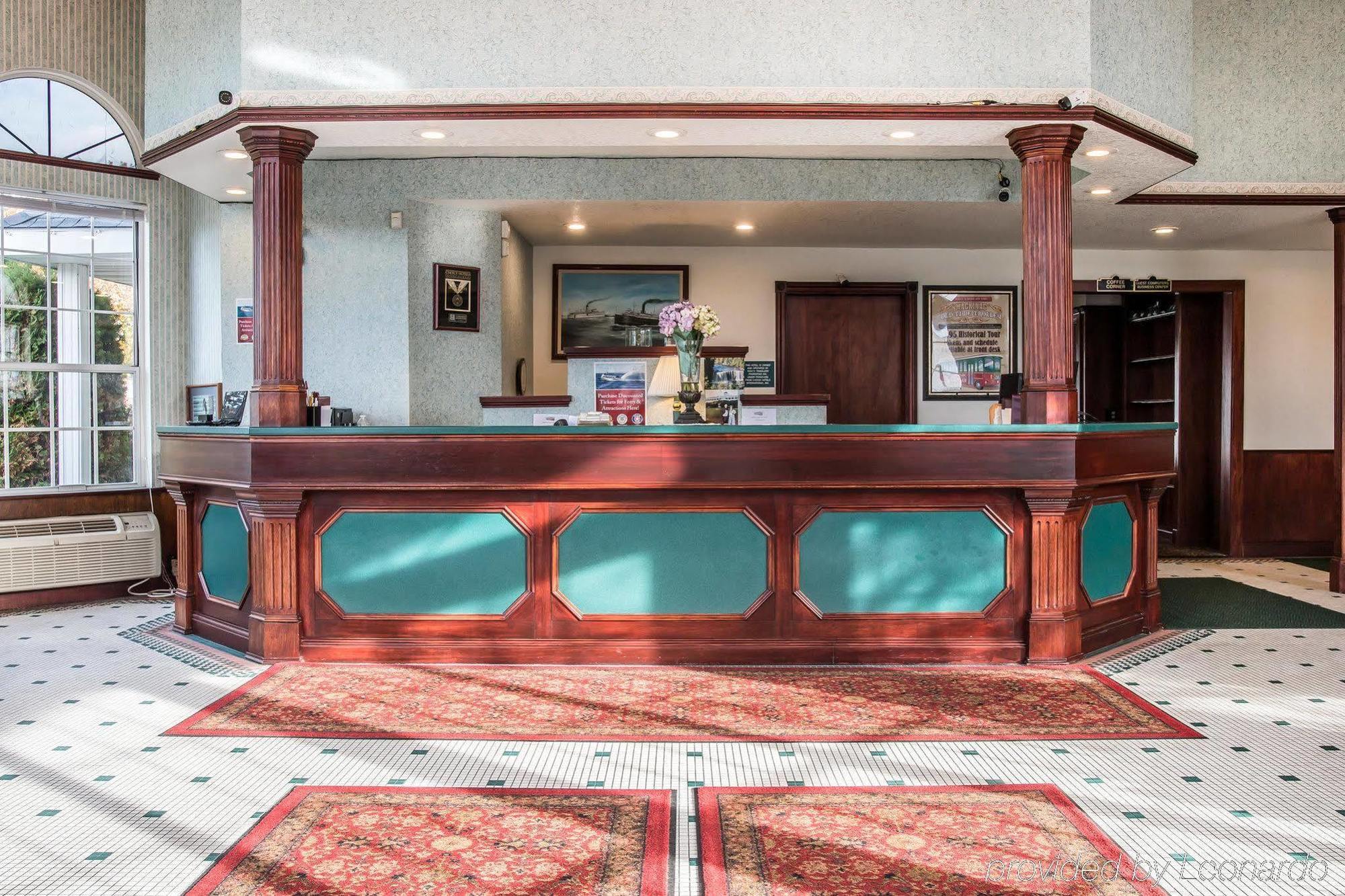 Clarion Hotel Beachfront Mackinaw City Exterior photo