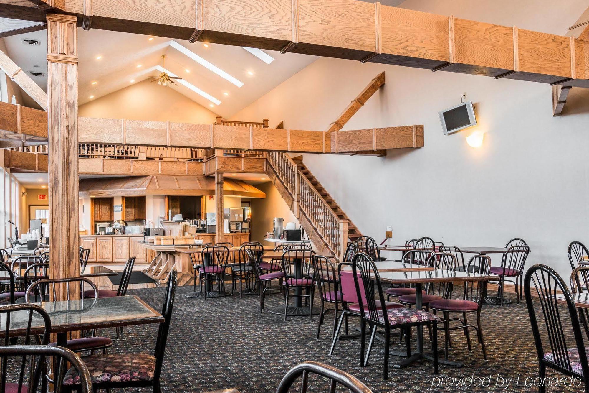 Clarion Hotel Beachfront Mackinaw City Exterior photo