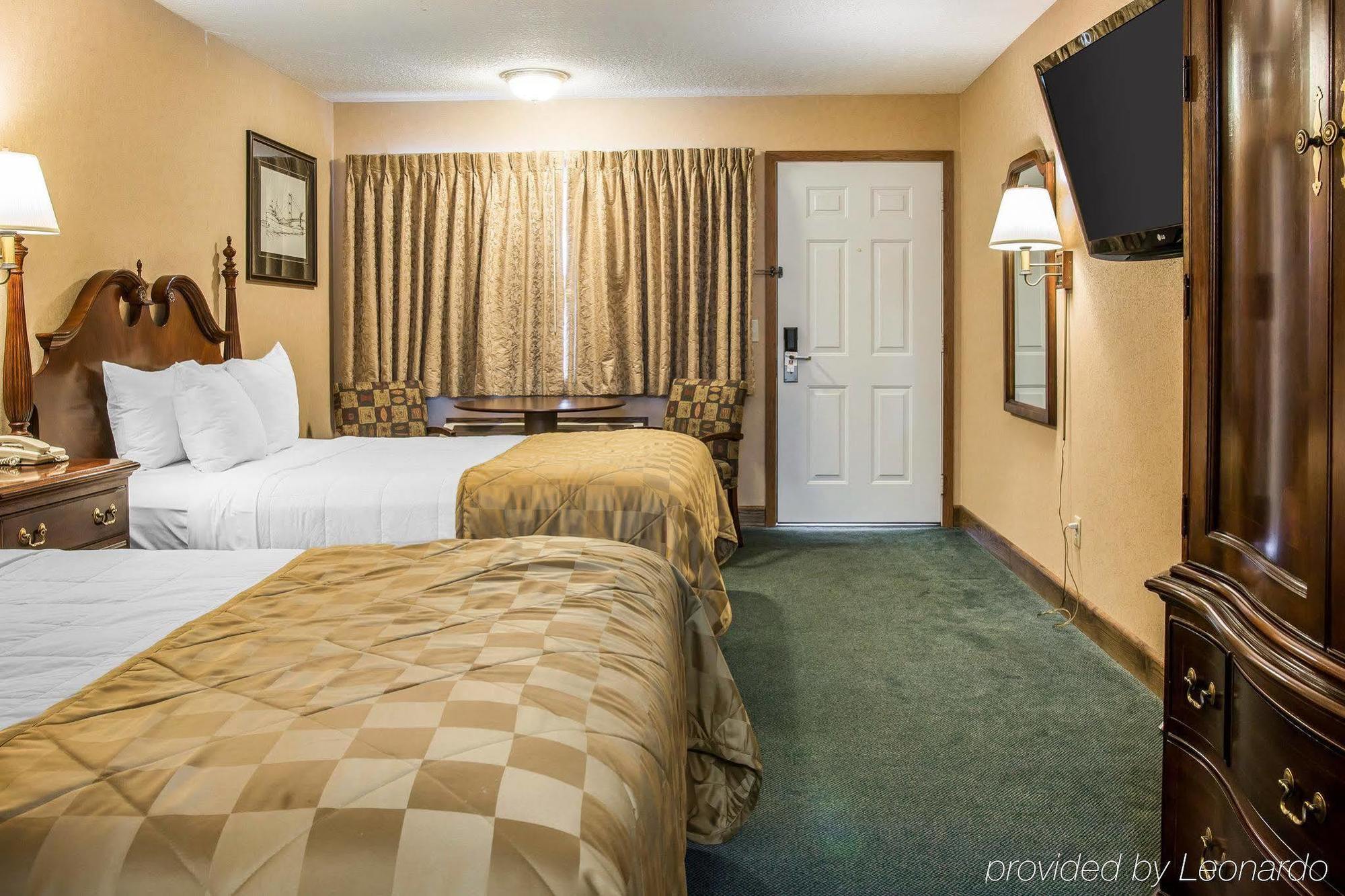 Clarion Hotel Beachfront Mackinaw City Exterior photo