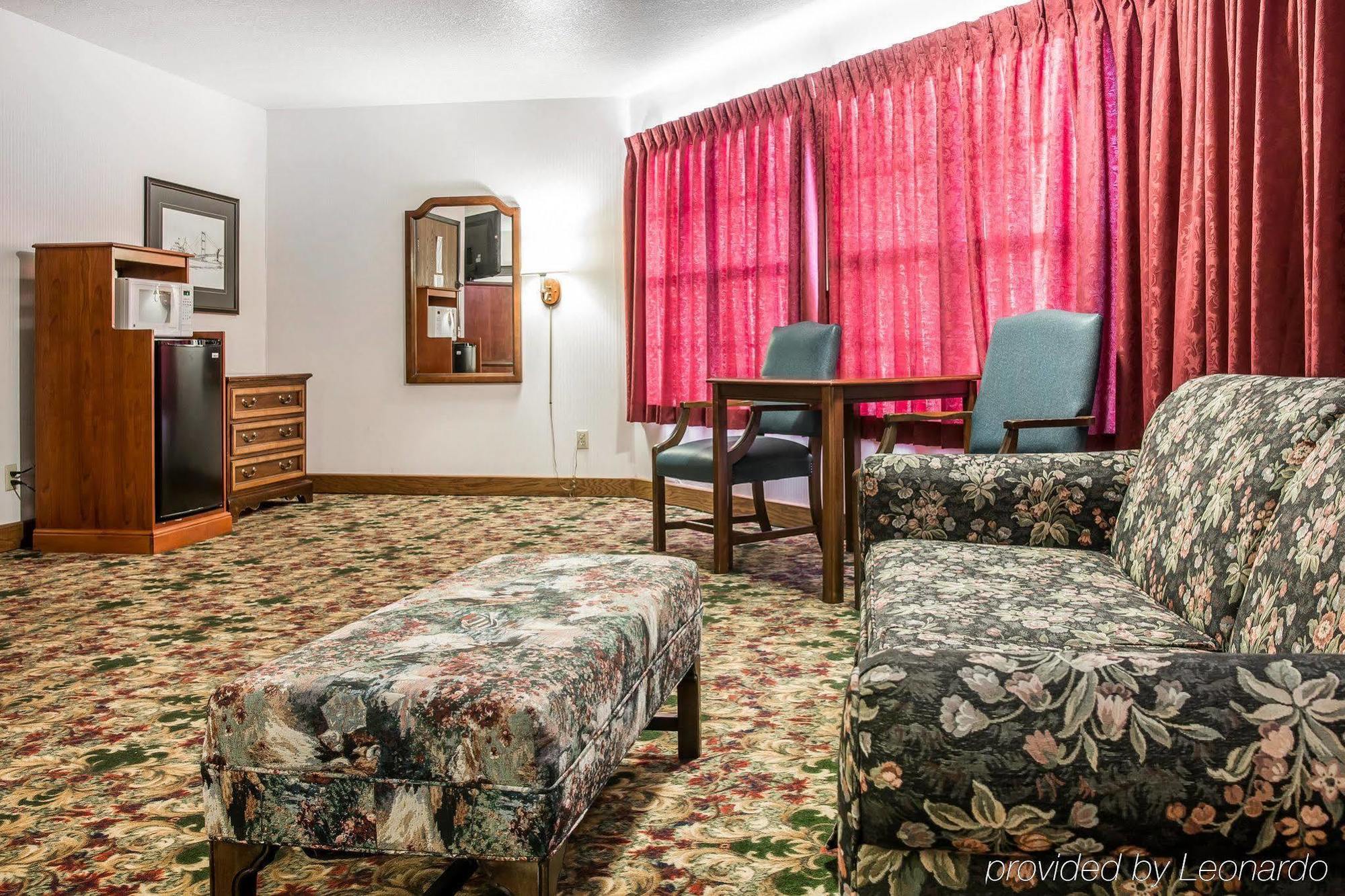 Clarion Hotel Beachfront Mackinaw City Exterior photo