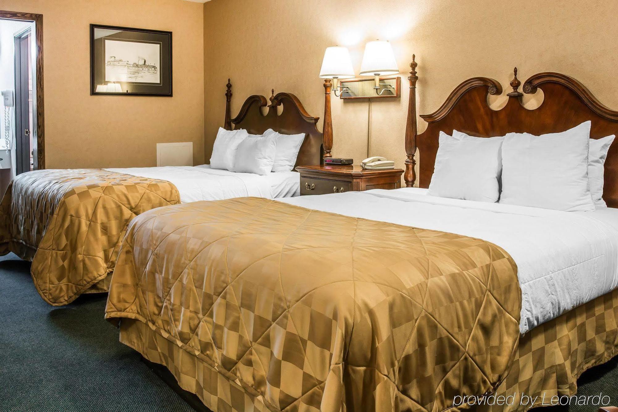 Clarion Hotel Beachfront Mackinaw City Exterior photo