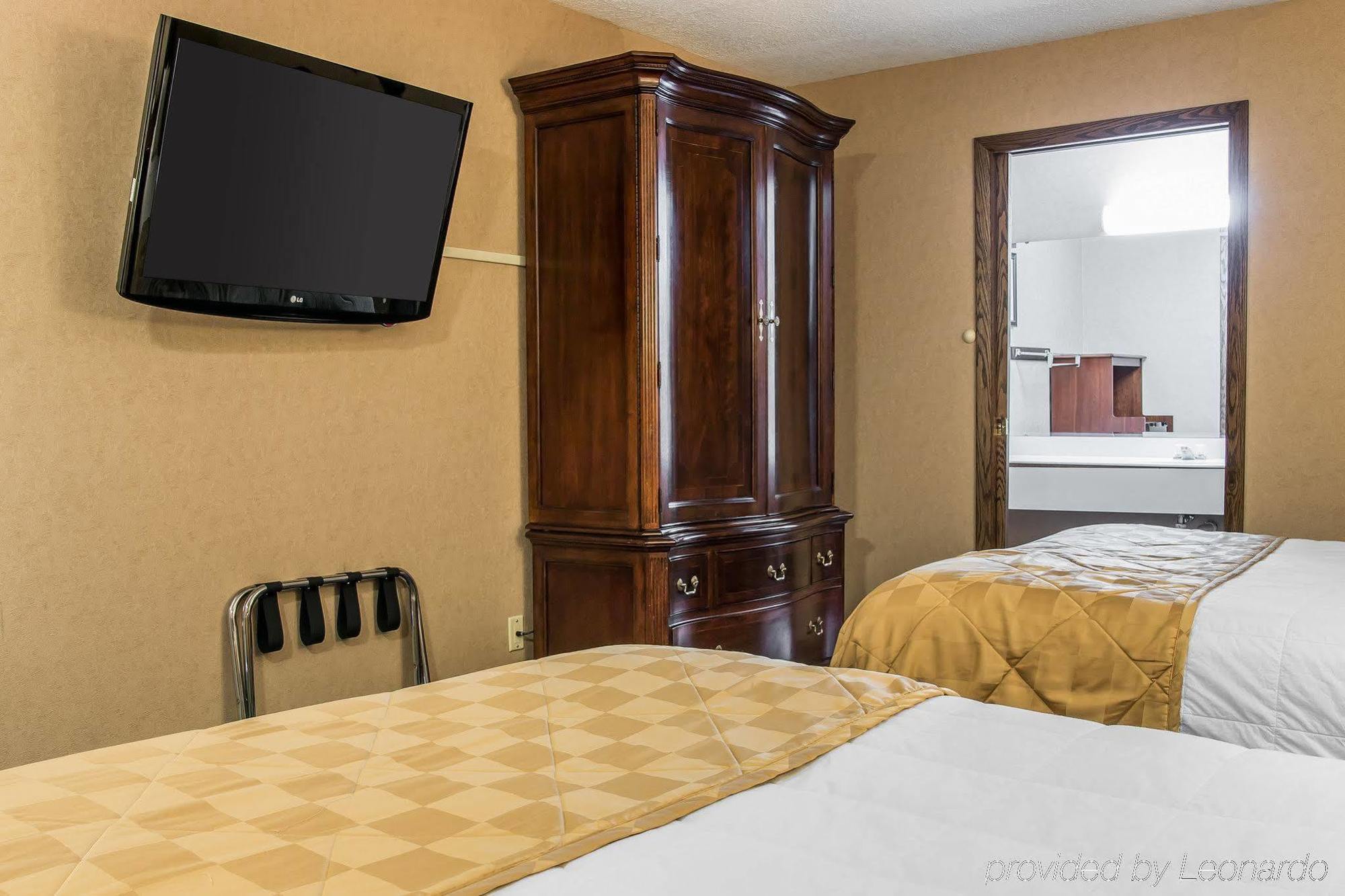 Clarion Hotel Beachfront Mackinaw City Exterior photo