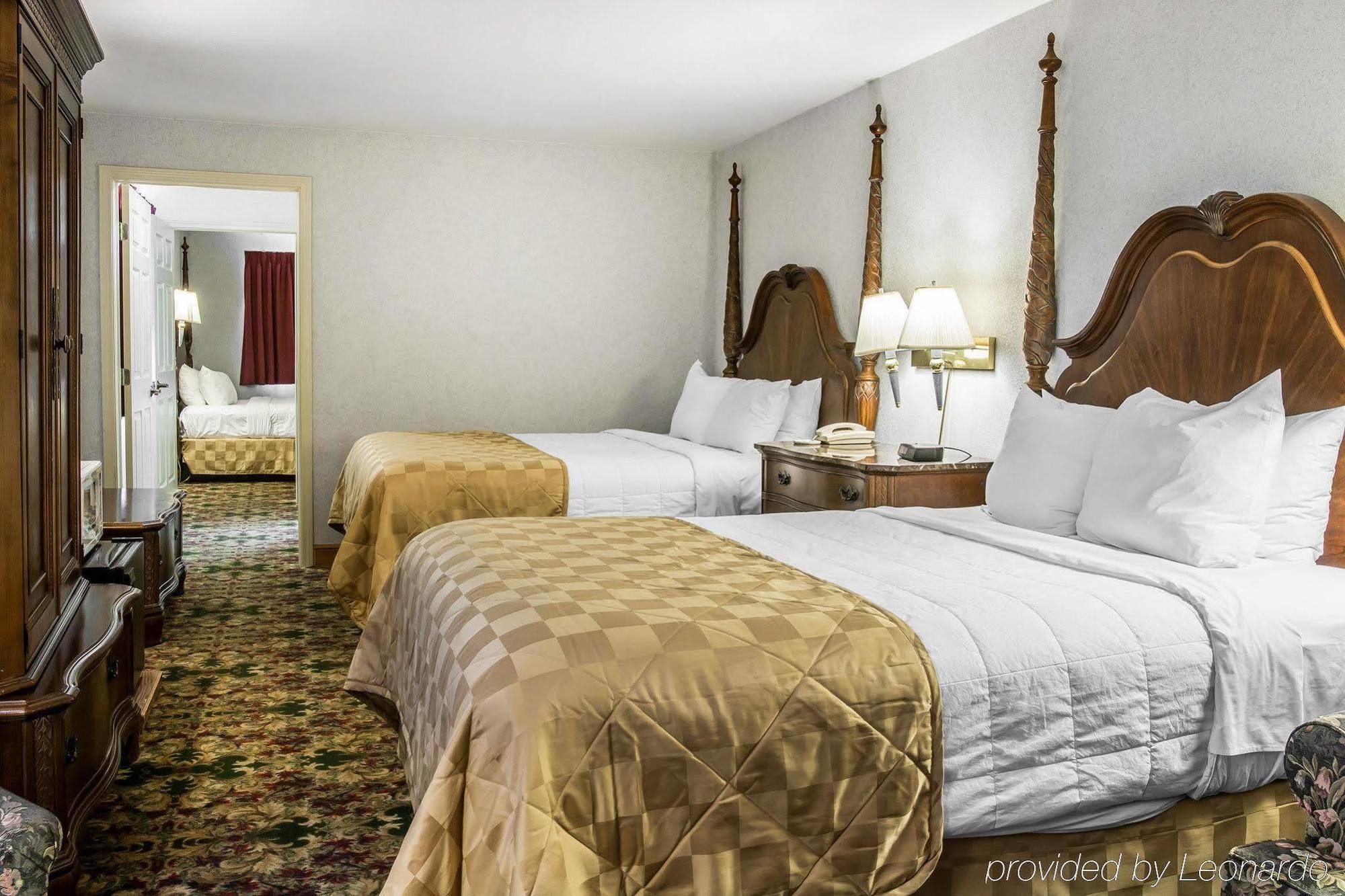 Clarion Hotel Beachfront Mackinaw City Exterior photo