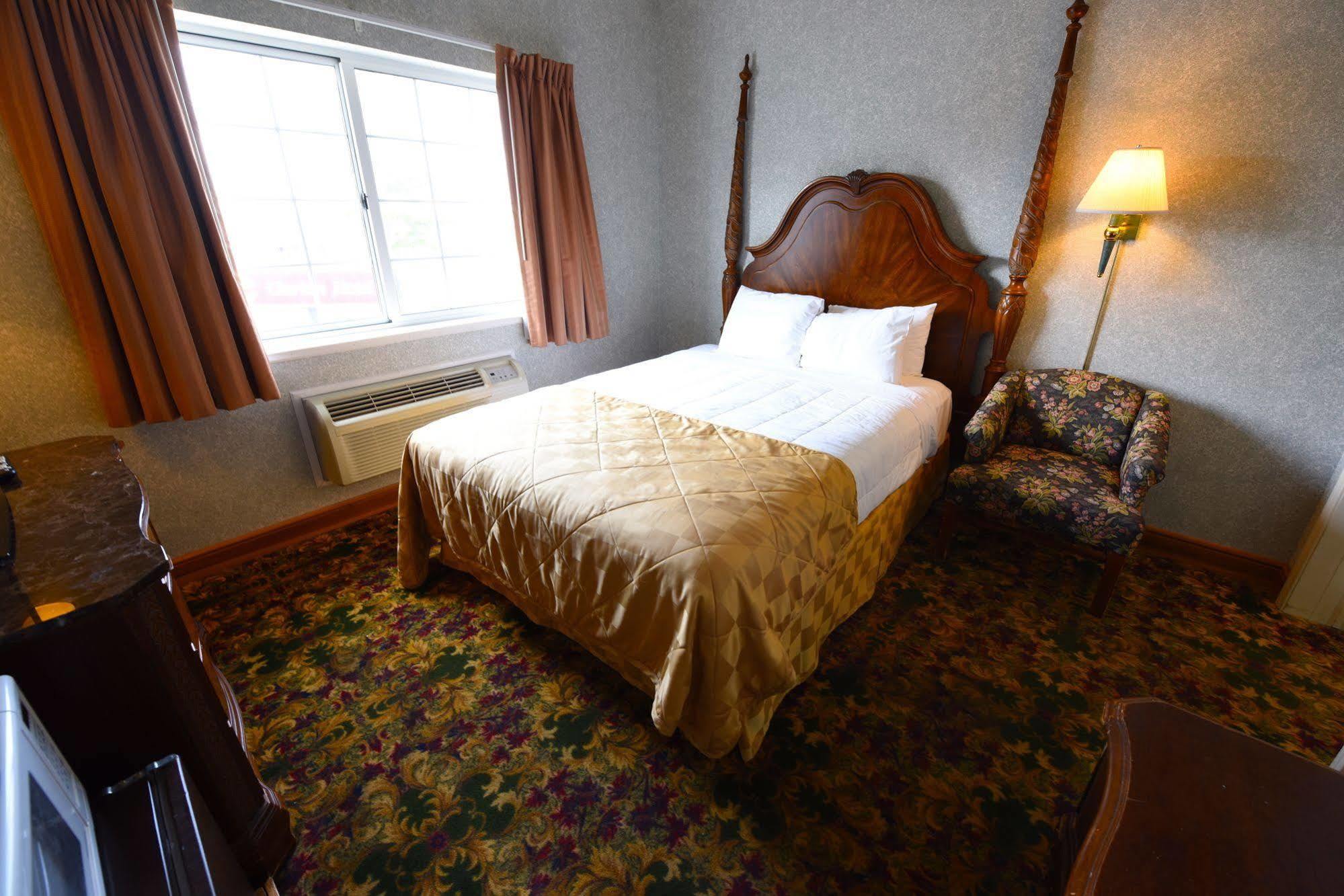 Clarion Hotel Beachfront Mackinaw City Exterior photo