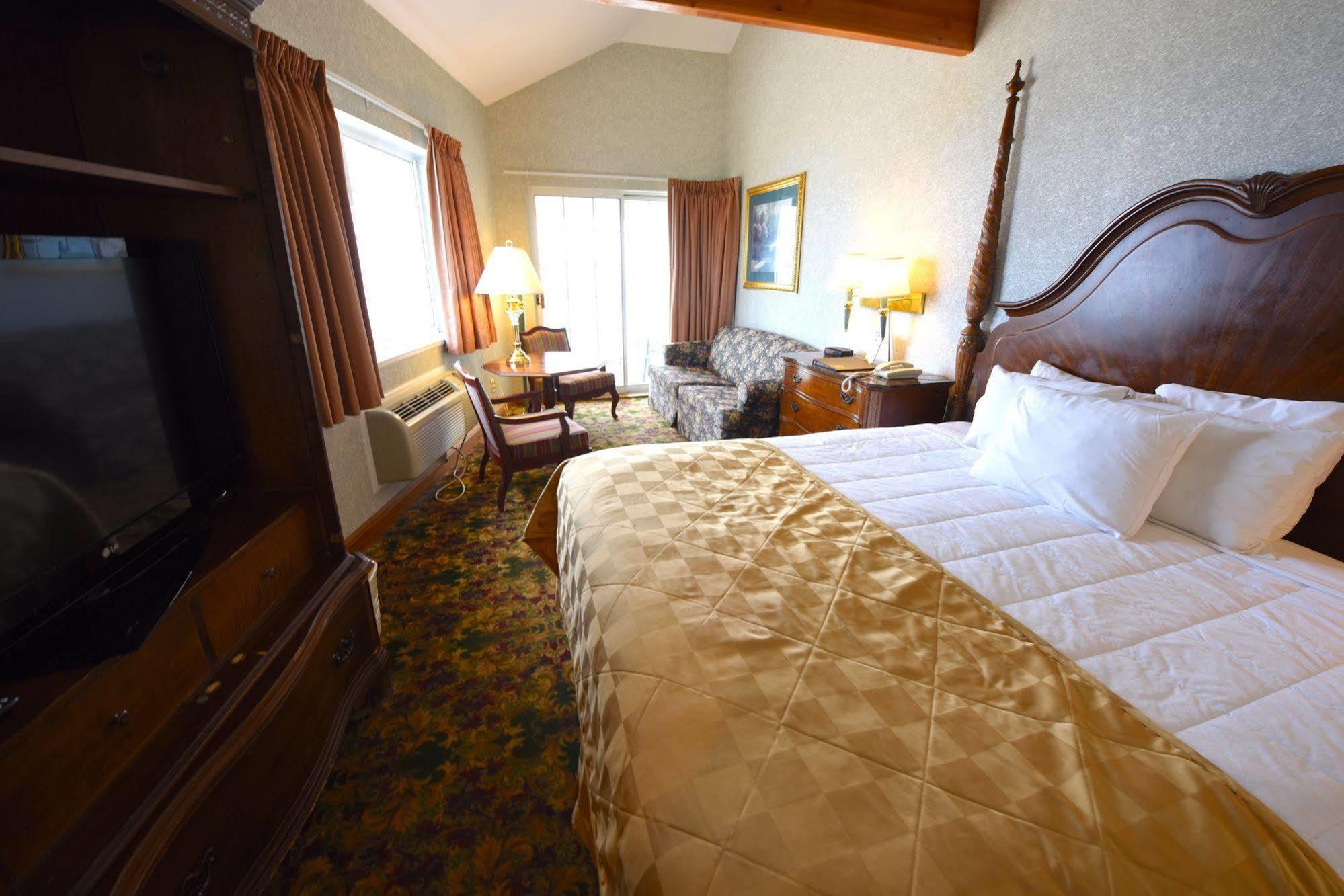 Clarion Hotel Beachfront Mackinaw City Exterior photo