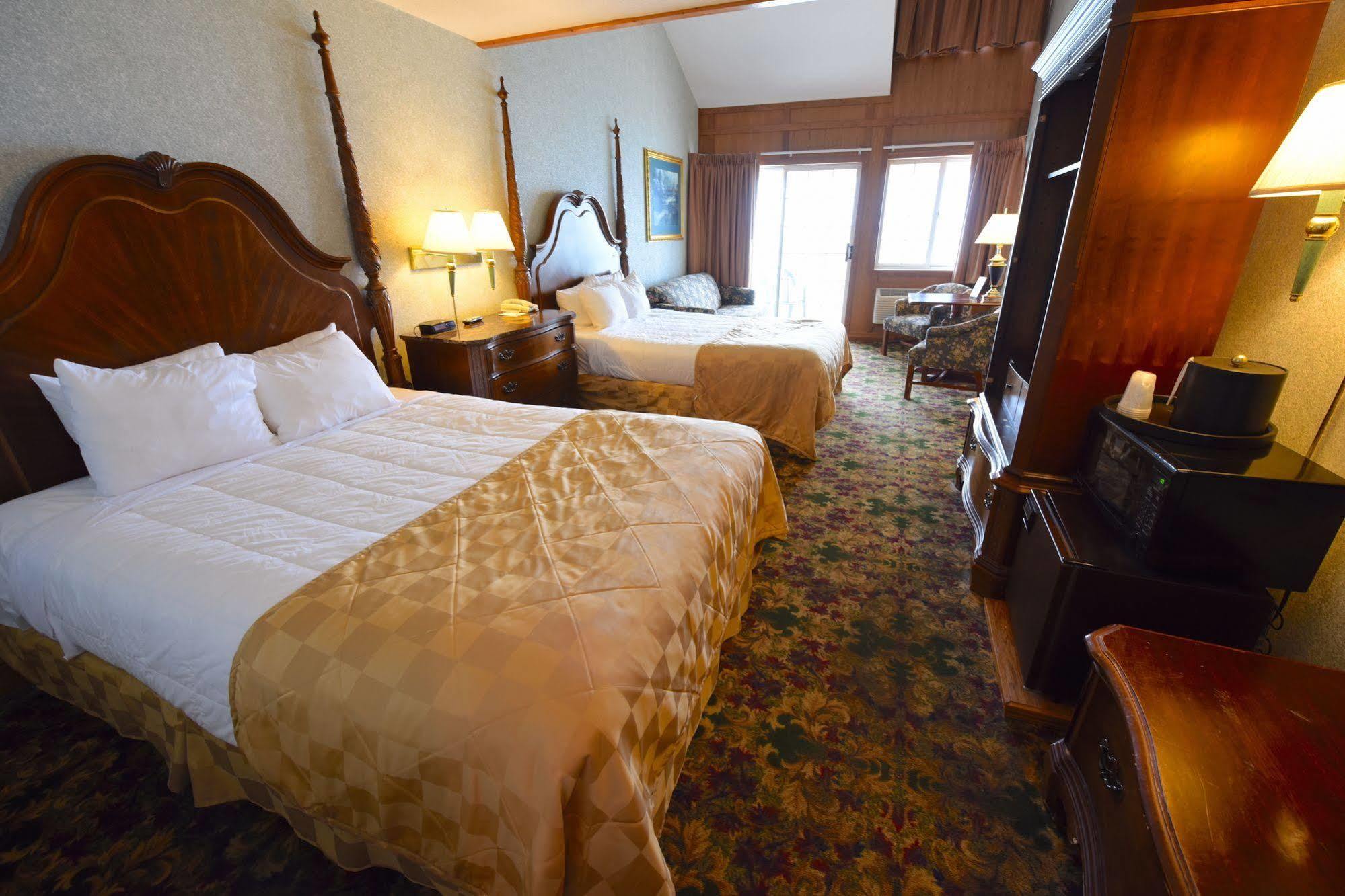 Clarion Hotel Beachfront Mackinaw City Exterior photo