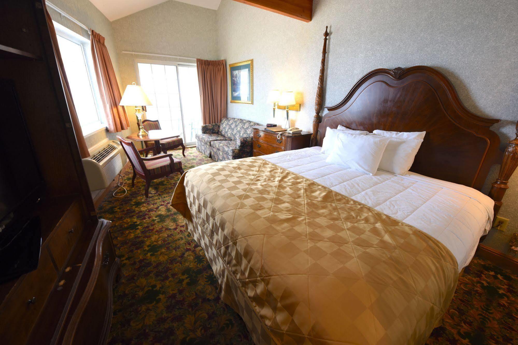 Clarion Hotel Beachfront Mackinaw City Exterior photo