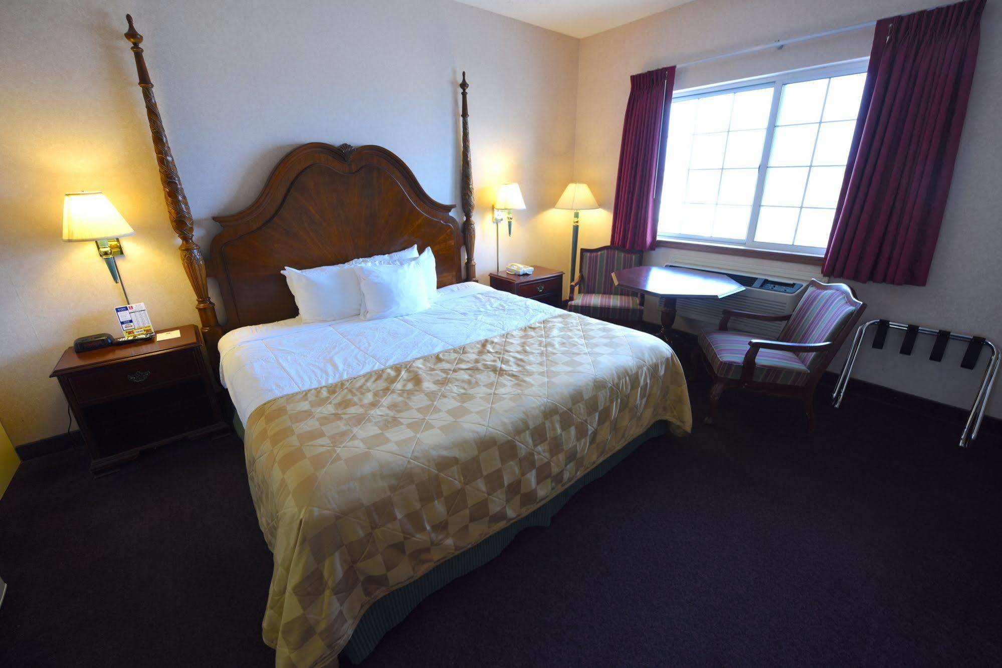 Clarion Hotel Beachfront Mackinaw City Exterior photo